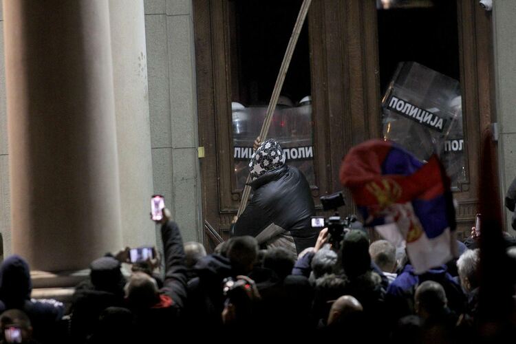 Demonstrators attempt to enter the town hall dzzqyxkzyquhzyuzxydyyqzzatf qrxiquieuidukrt